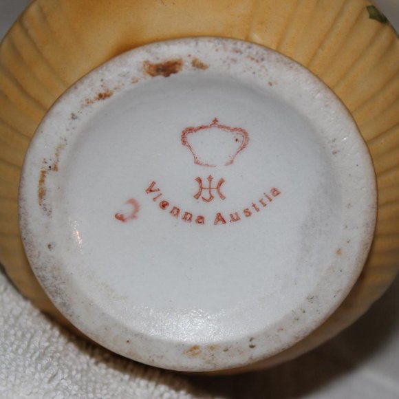 VINTAGE CROWN VIENNA AUSTRIA SUGAR BOWL 2 HANDLES SCALLOPED FLORAL GOLD TRIM - Picture 6 of 6